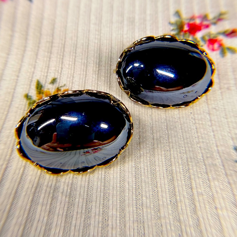 1960s–1970s Vintage Sarah Coventry Black Dome Clip-On Earrings